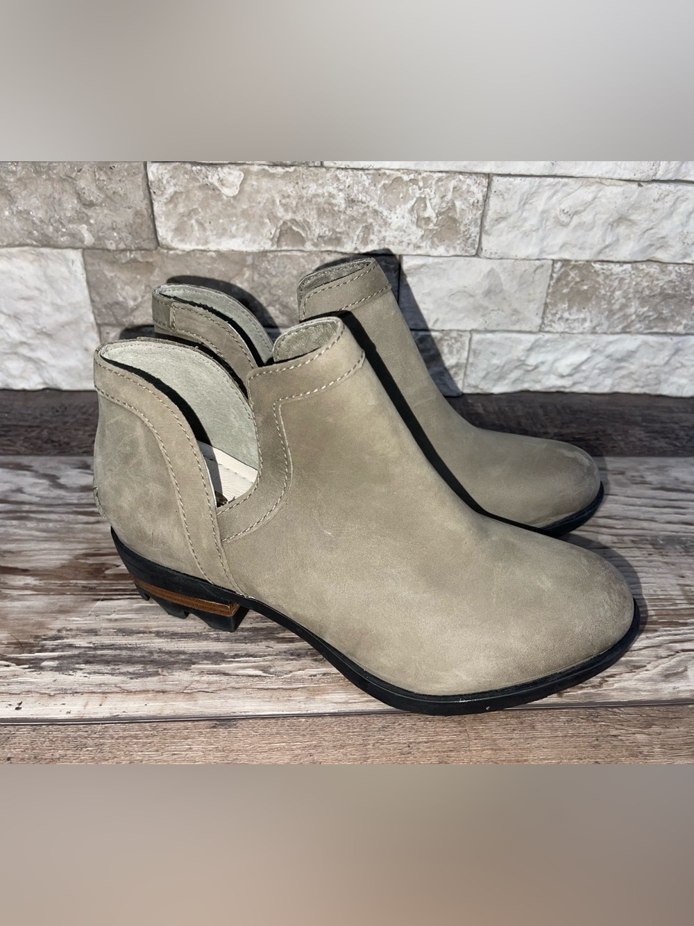 Sorel Lolla Cut Out Ankle Bootie  Suede Women’s Size 5 Boots NL3233